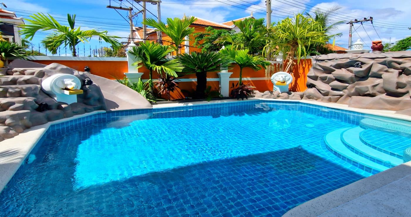 IZZYLAND Luxury Pool Villa Pattaya Walking Street